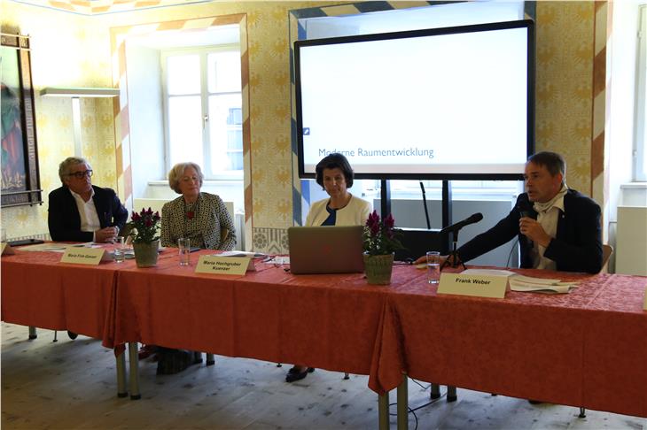 Stellten das Gesetz "Raum und Landschaft" vor: (v.l.) Schatzer, Gasser Fink, LRin Hochgruber Kuenzer, Weber. (Foto: LPA/Silvia Obwexer)