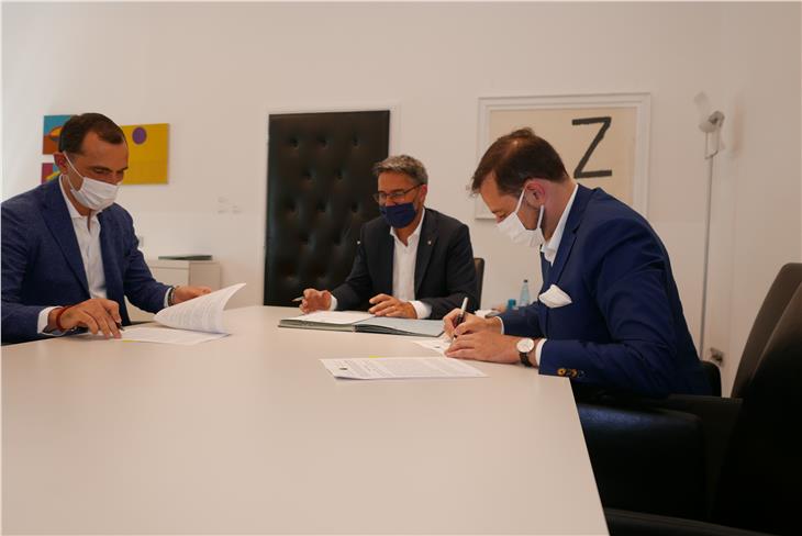 Die heutige Vereinbarungsunterzeichnung durch (v.l.) Direktor Caizza, LH Kompatscher, Vize-Generalsekretär Thomas Mathà. (Foto: LPA/Dominik Holzer)