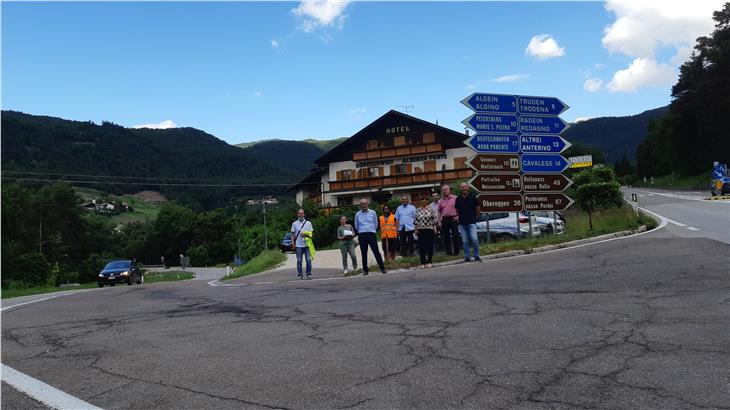 (v.li.) Stefano Maraner, Stefania Franzoia, Valentino Pagani, Alessandro Dalpalú, Giovanni Misconel, Monika Delvai Hilber (BMin von Montan), Simone Zanolini, Guglielmo Concer, Andreas Amort (BM Aldein). (Foto: LPA/Landesabteilung Tiefbau)