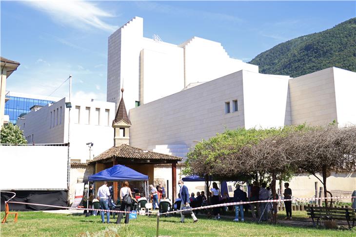 Bis zum 24. Juli finden im Kapuzinergarten in Bozen kulturelle Veranstaltungen und Lesungen statt. (Foto: LPA/ Tomas Laconi)