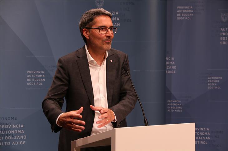 LH Kompatscher zu den bisherigen Covid-19-Maßnahmen des Landes: "Wir haben gewaltige Summen in die Hand genommen." (Foto: LPA/Fabio Brucculeri)