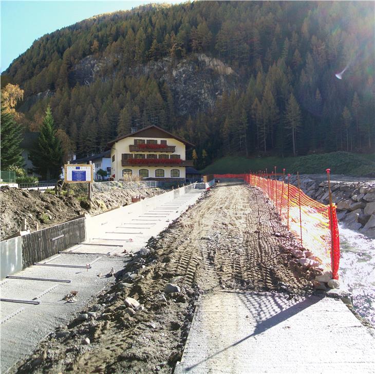 Das Landesamt für Wildbach- und Lawinenverbauung Ost baut am Hochwasserschutz an der Ahr in Prettau. (Foto: LPA/Agentur für Bevölkerungsschutz)