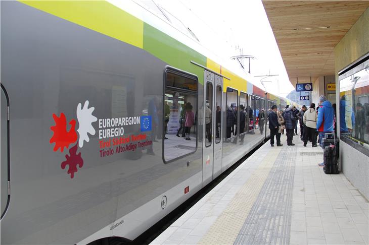 39 Euro kostet das Tagesticket, mit dem maximal 2 Erwachsene und drei Kinder Zug und Bahn in der gesamten Euregio benutzen können. (Foto: LPA/STA)
