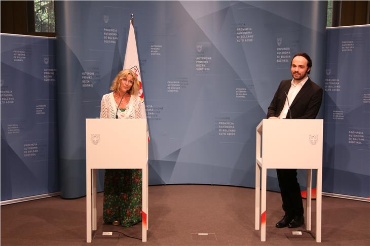 Landesrat Achammer und Heidrun Goller bei der heutigen Pressekonferenz im Landhaus 1 in Bozen. (Foto: LPA/Fabio Brucculeri)