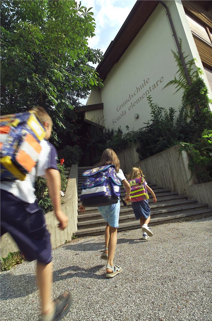 Eltern, die ihre Kinder mangels öffentlicher Transportmöglichkeiten selbst zur Schule führen müssen, können noch bis 7. August das Kilometergeld beantragen. (Foto: LPA)