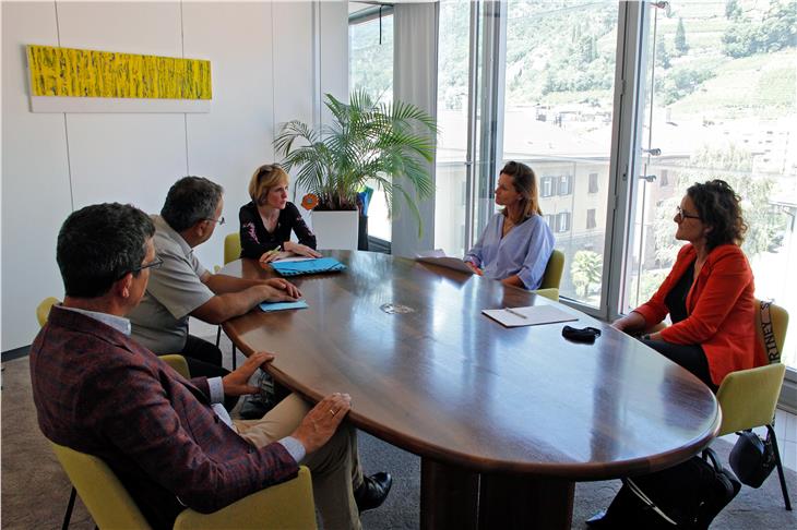 Das heutige Treffen mit dem neuen Wobi-Vorstand, (v.l.) Ressortdirektor Critelli, Heiner Schweigkofler, Landesrätin Deeg, Francesca Tosolini und Sabine Fischer (Foto: LPA/Greta Stuefer)