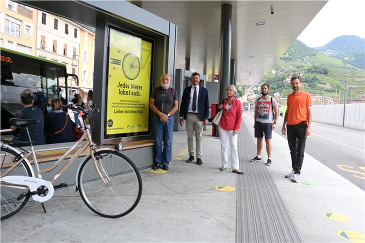 Aufruf zum Radfahren in Gelb am Bozner Busbahnhof: LR Alreider (2.v.l.) mit den (v.l.) FIAB-Südtirol-Vertretern Fabio Martorano (Obmann), Bettina Ravenelli, Matteo Grassadonia und Green Mobility-Vertreter Harald Reiterer (Foto: LPA)