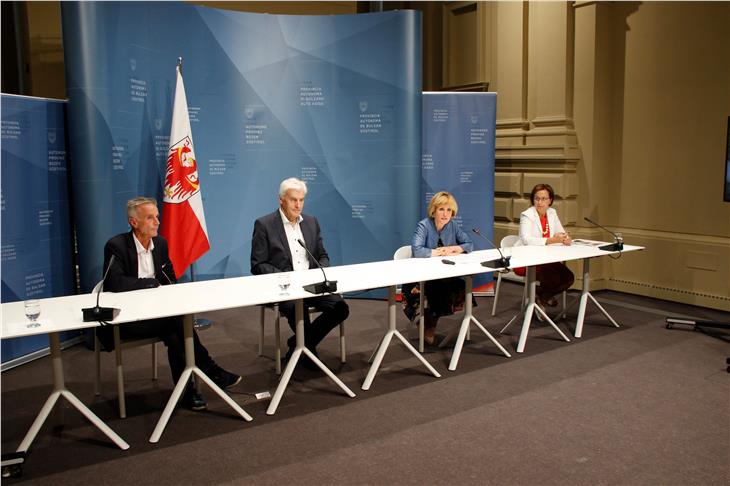 Stellten heute Zahlen und Daten zu den Covid-Soforthilfen vor: (v.l.) Florian Prinoth, Alois Kröll, LRin Deeg und Michela Trentini. (Foto: LPA/Greta Stuefer)