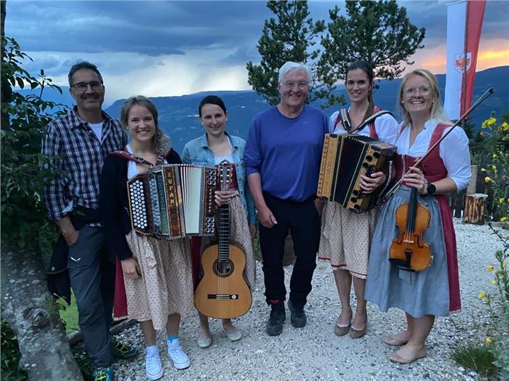 Landeshauptmann Kompatscher mit dem deutschen Bundespräsidenten Steinmeier mit musikalischer Begleitung (Foto: LPA)