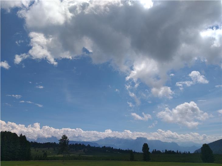 Viel Sonne und viele Wolken: Blick von der Villanderer Alm am Sonntag, 26. Juli (Foto: LPA/Agentur für Bevölkerungsschutz/Maja Clara)