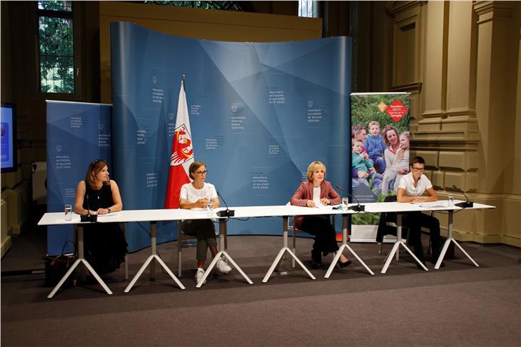 Berichteten darüber, wie die Sommerbetreuung 2020 abläuft: (v.l.) Hildegard Felder, Marion Lorenzon, LRin Waltraud Deeg und Carmen Plaseller. (Foto: LPA/Greta Stuefer)