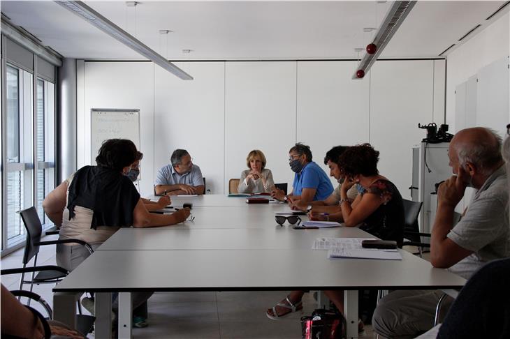 Vertreter der Gewerkschaften und des Landesverbandes der Sozialberufe haben heute mit LRin Deeg und Ressortdirektor Luca Critelli über Details zu den Covid-Prämien im Sozialbereich diskutiert. (Foto: LPA/Greta Stuefer)