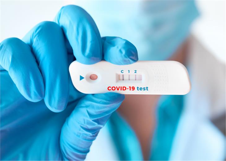 Im Auftrag des Südtiroler Sanitätsbetriebes wurden bisher 111.813 Abstriche von 57.987 Personen auf das neuartige Coronavirus untersucht. (Symbolbild: it.freepik.com)