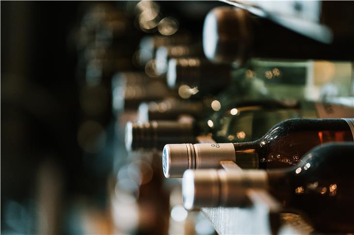 Die Corona-Zeit hat gezeigt: Südtirols Weinabsatz sollte sich nicht zu stark auf den Gastronomie-Sektor stützen, sondern sich breiter aufstellen. (Foto: unsplash)