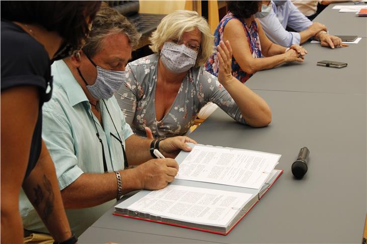 Die Gewerkschaftsvertreter der sanitären Leiter bei der heutigen Vetragsunterzeichnung (Foto: LPA/jw)