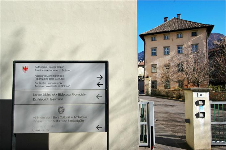Eines der 27 Gebäude, die energetisch saniert werden: Ansitz Rottenbuch in der Diazstraße 8 in Bozen. (Foto: LPA)