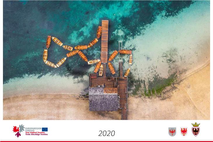 Auf dem Titelbild des Euregio-Kalenders 2020: Eine Luftaufnahme am Pragser Wildsee (Foto: Euregio)