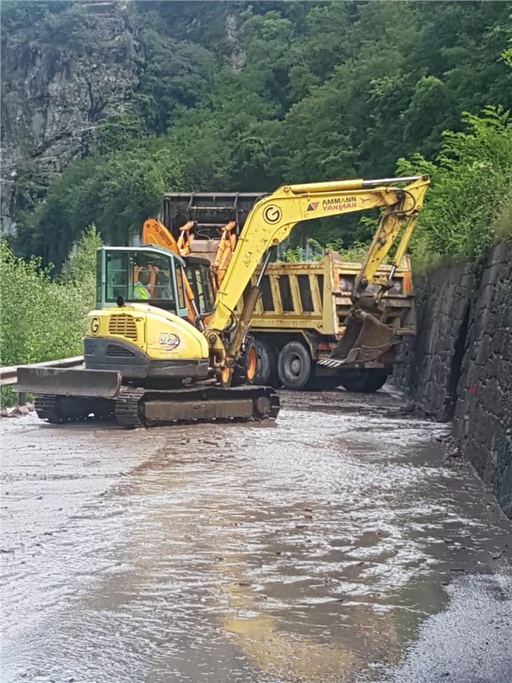 Nach einem Murenabgang musste die Staatsstraße in Blumau von Gestein und Erde gesäubert werden. (Foto: Straßendienst des Landes)