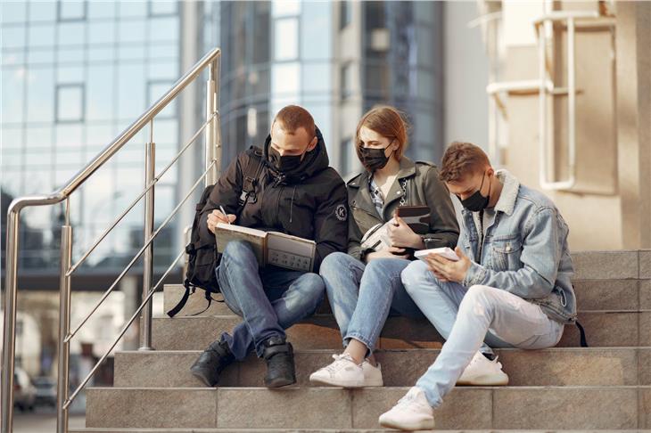 Am 7. September soll die Schule starten, und zwar in Sicherheit: Wenn Kinder und Jugendliche keinen stabilen Abstand von einem Meter einhalten können, müssen sie Mund-Nasenschutz tragen (Foto: Pexels)