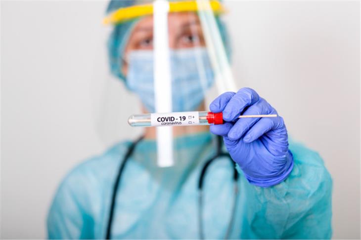 Im Auftrag des Südtiroler Sanitätsbetriebes wurden bisher insgesamt 124.586 Abstriche von 65.438 Personen auf das neuartige Coronavirus untersucht. (Symbolbild: it.freepik.com)
