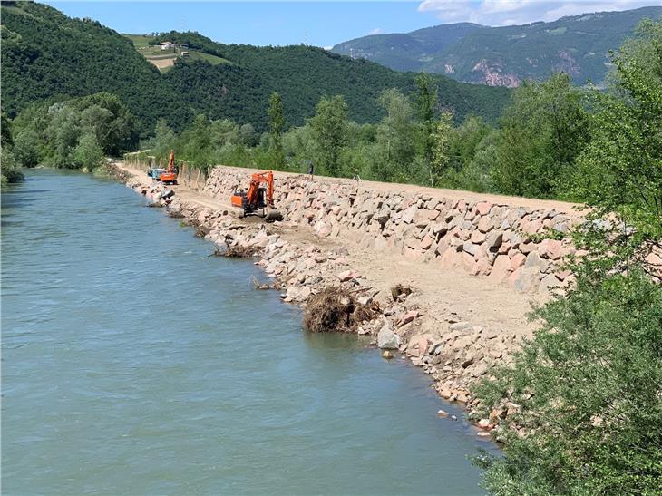 Zyklopenmauerwerk: Das Landesamt für Wildbach- und Lawinenverbauung Süd sichert und erneuert die Ufermauer, im Bild am orographisch linken Ufer der Etsch südlich von Bozen. (Foto: LPA/Amt für Wildbach- und Lawinenverbauung Süd)