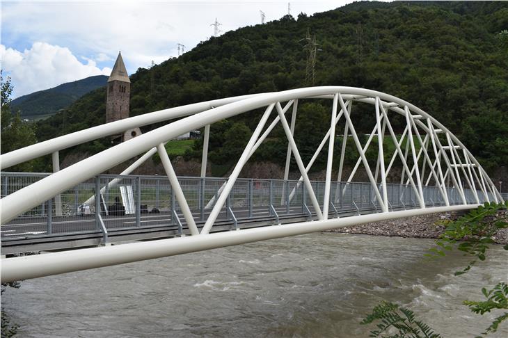 Radfahrer und Fußgänger haben nun in Bozen/Kampill eine eigene Brücke und somit eine schnelle Verbindung über den Eisack. (Foto: LPA/Roman Clara)