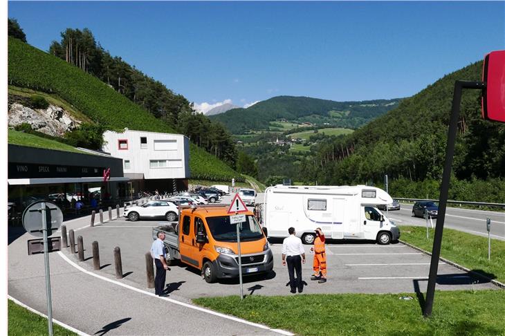 Die Pustertaler Staatsstraße wird bei der Engstelle bei der Raststätte "Lanz" verbreitert. Die Bauarbeiten dazu starten Anfang September. (Foto: LPA/Ingo Dejaco)