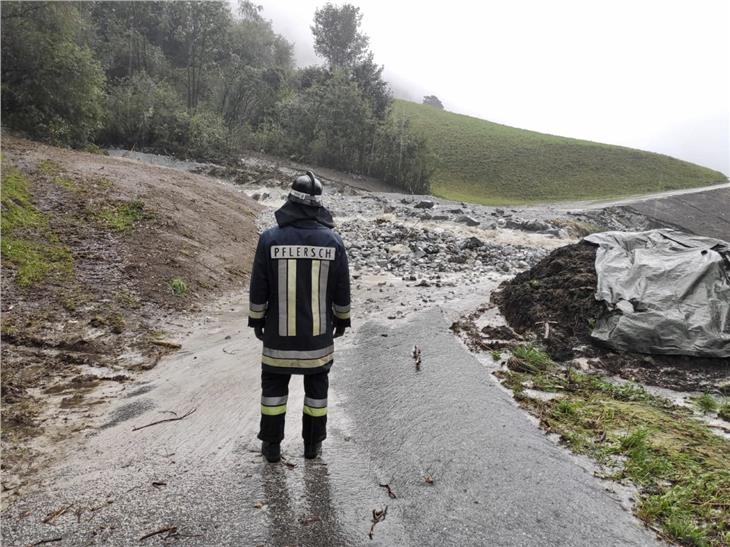 In Pflersch wurde eine Zufahrtsstraße durch eine Mure verlegt. (Foto: Landesverband der Freiwilligen Feuerwehren Südtirols)