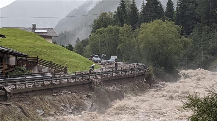 Die Einsatzkräfte arbeiten eng zusammen - hier bei der Staatsstraße im Ahrntal. (Foto: Straßendienst)