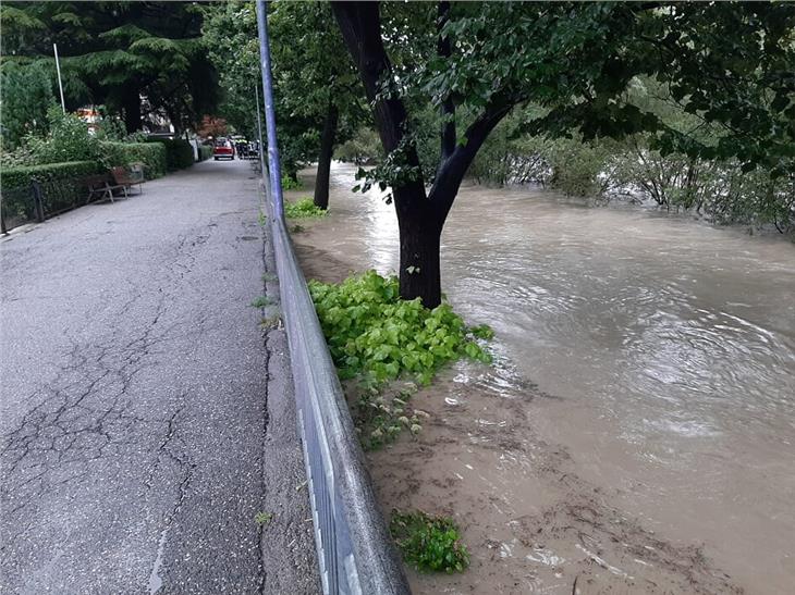 Hochwasser in Klausen: So sah es am Vormittag aus. (Foto: Landesverband der Freiwilligen Feuerwehren Südtirols)