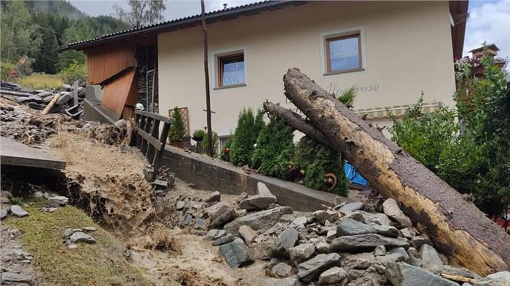 Im Ahrntal musste am Sonntag nach den Unwettern die Straße gesperrt werden. (Foto: Landesverband der Freiwilligen Feuerwehren Südtirols)