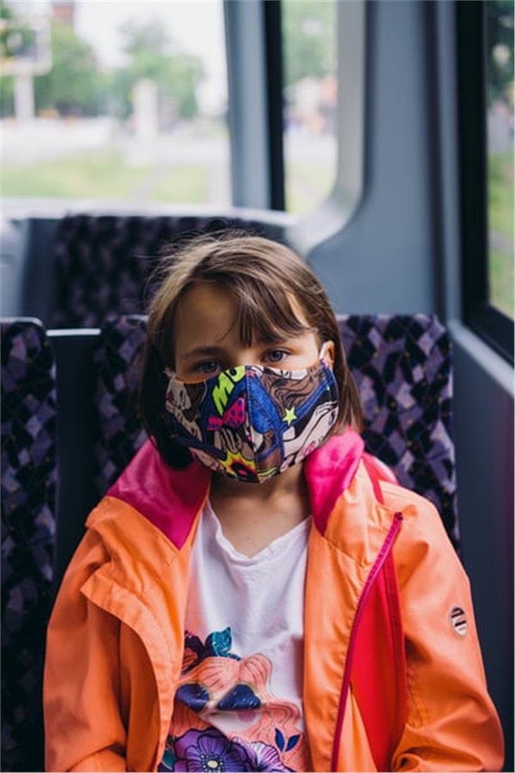 Kinder und Jugendliche sollen besonders in der ersten Schulwoche klaren Vorrang beim Nutzen der öffentlichen Verkehrsmittel haben. (Foto: Unsplash)