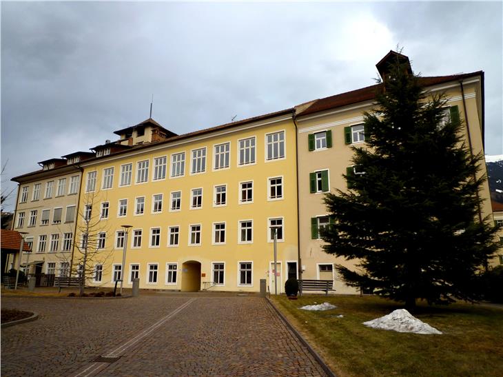 Der Bau der Tiefgarage der Gemeinde Brixen auf dem Areal des Schülerheims Maria Ward ist einen weiteren Schritt näher gerückt. (Foto: Landesamt für Vermögen)