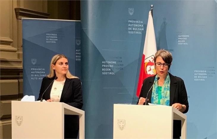 Oberhammer (li.) und Hauser bei der heutigen Pressekonferenz: Kräfte aller Organisationen gegen Gewalt an Frauen bündeln! (Foto: Frauenbüro)