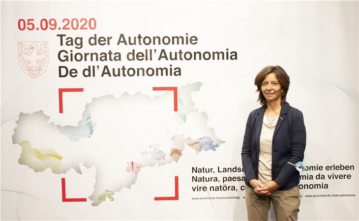 Die Vielfalt der Naturschutzgebiete soll am 5. September spür- und erlebbar werden: Gemeinsam mit der Landesrätin für Landschaftsschutz stellte Margareth Pallhuber (im Bild) den Tag der Autonomie 2020 vor. (Foto: LPA/Barbara Franzelin)