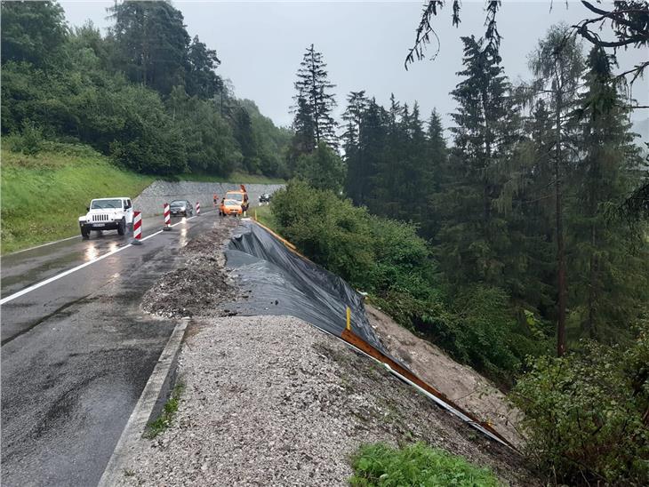 Auf der Pustertaler Staatsstraße war bei den Unwettern beim Zulauf des Olanger Stausees nahe dem Kreisverkehr nach Welsberg-Taisten ein Teil der Straßenböschung in die Rienz abgerutscht. (Foto: Landesstraßendienst)