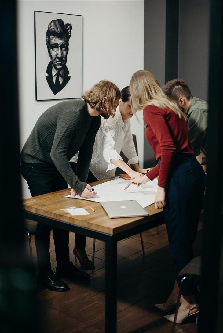 Politik legt die Rahmenbedingungen des gesellschaftlichen Lebens fest, deshalb ist es wichtig, dass Männer und Frauen in der Politik vertreten sind. (Foto: Pexels)