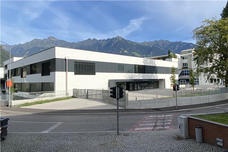 Die Berufsschule "Luis Zuegg" in Meran kann mit neuen Klassenzimmern und Werkstätten nun bis zu 200 Schülerinnen und Schüler beherbergen. (Foto: LPA /Hochbau)