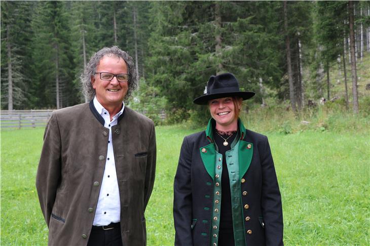 Die erste Jagdaufseherin Vera Prader mit Landesjägermeister Günther Rabensteiner (Foto: LPA)