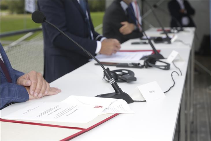 Die vier Regierungschefs beim heutigen Gipfeltreffen am Reschensee (Foto: LPA/Oskar Verant)