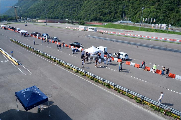 450 Personen haben gestern den E-Drive-Day im Safety Park besucht. (Foto: LPA/Elisa Zambiasi)