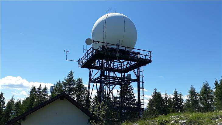 Mit dem Ziel, zehn potenzielle neue Niederschlagsradar-Standorte im Grenzgebiet von Nord-, Ost- und Südtirol zu finden, ist das auf zwei Jahre angelegte Interreg-Projekt RaDoLive gestartet. Im Bild: Wetterradar-Station auf dem Gantkofel. (Foto: LPA)