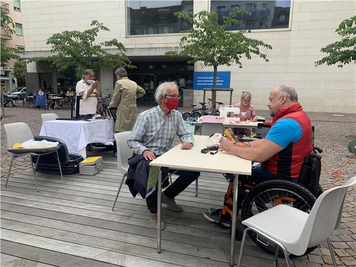 Informationen zu den Repair-Cafés gab es heute im Rahmen der Aktionstage Politische Bildung am Bozner Universitätsplatz. (Foto: LPA/Gnews)