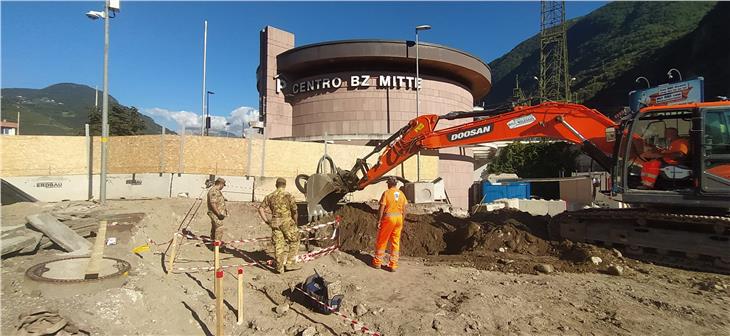 Bei Ausgrabungsarbeiten wurde die US-Fliegerbombe aus dem Zweiten Weltkrieg am 8. September hinter dem Parkhaus im Zentrum von Bozen gefunden. (Foto: Comando Truppe Alpine)