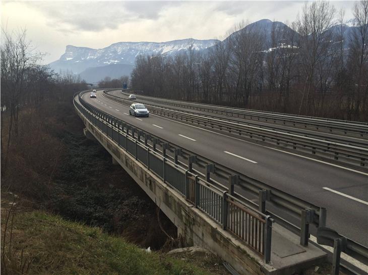 Die Brücke auf der Südfahrbahn der MeBo in Lana wird rundum saniert und erneuert. (Foto: LPA)