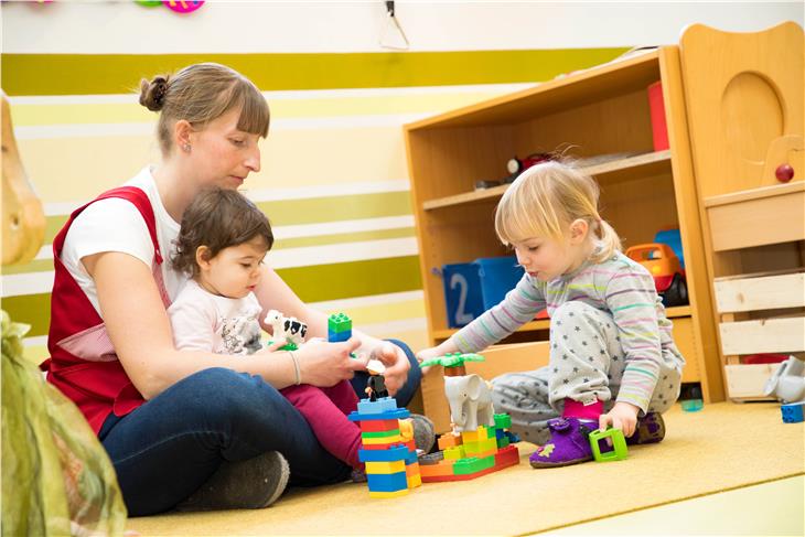 Wenn Kita, Tagesmutter oder Hort aufgrund einer Corona-Quarantäne geschlossen bleiben, übernimmt das Land den Elterntarif. (Foto: Familienagentur/Ingrid Heiss)