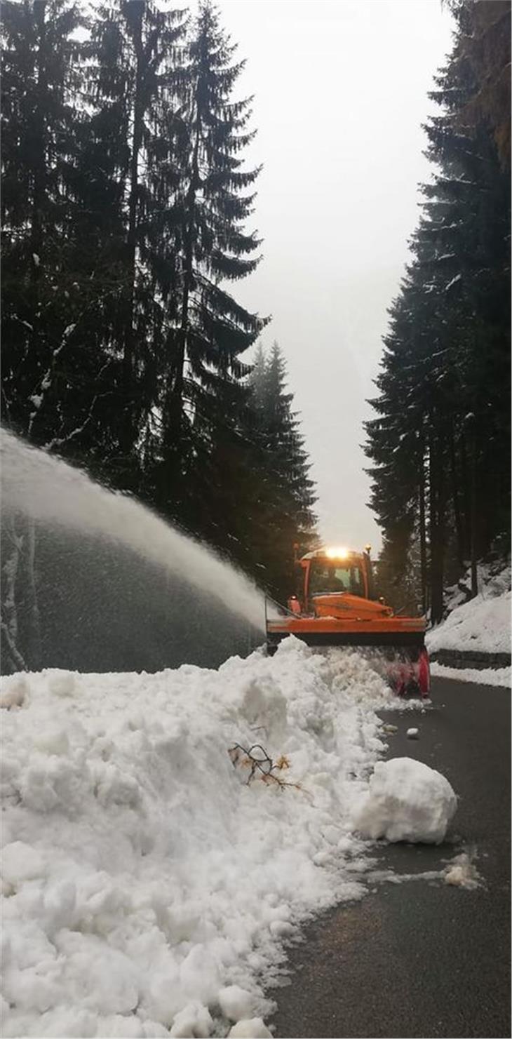 Um die rund 2800 Straßenkilometer in Südtirol das ganze Jahr über gut und sicher befahrbar zu halten, braucht der Straßendienst geeignete und funktionstüchtige Fahrzeuge und Geräte. (Foto: LPA/Straßendienst)