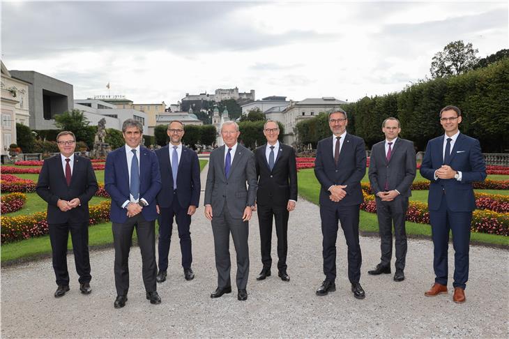 Arge-Alp-Regierungschefs beim Gruppenfoto im Mirabellgarten in Salbzurg: Einigten sich u.a. auf verstärkte Krisenkooperation in der Corona-Pandiemie. (Foto: Land Salzburg/Franz Neumayr)