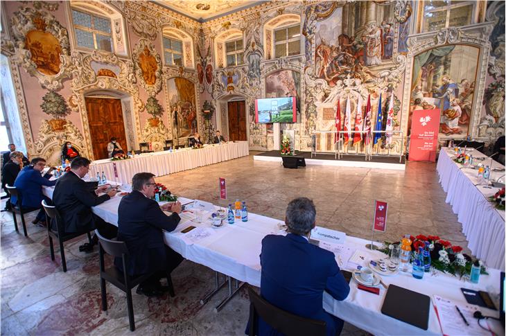 Zentrales Thema der Euregio-Vorstandssitzung im Stift Stams war die Corona-Pandemie sowie zahlreiche Projekte wie der Reformprozess, der Euregio-Bürgerrat und die nachhaltige Lebensmittelpolitik. (Foto: Land Tirol)