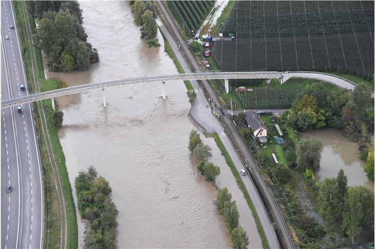 Kritisch: die Situation an der Etsch zwischen Meran und Sigmundskron (Foto: Agentur für Bevölkerungsschutz/Luca Messina)